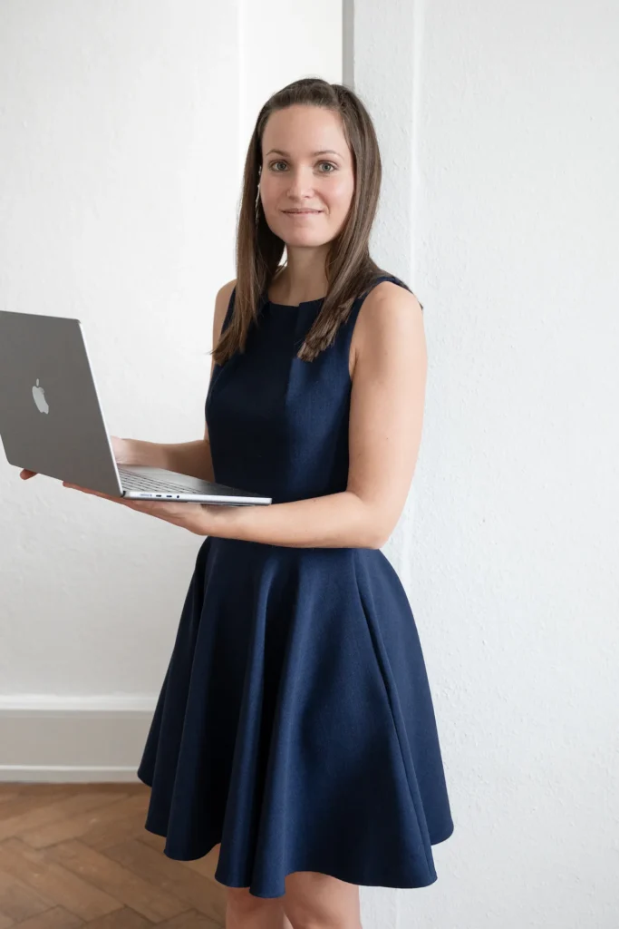 Julia von Inboxheldin baut einen Leadmagnet Funnel am Laptop
